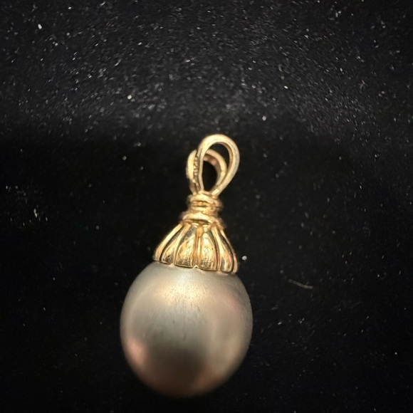 Elegant 14K Gold and Gray Pearl Pendant